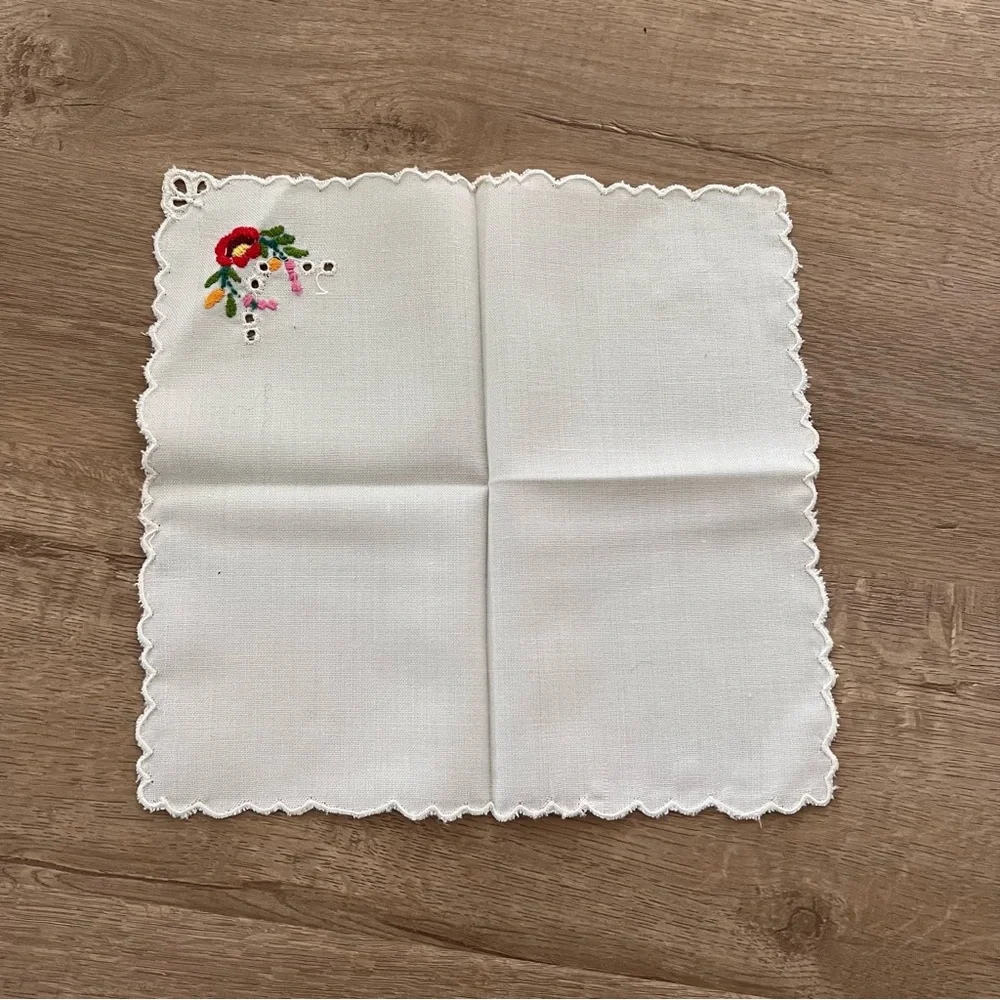Vintage Square‎ White Linen Table Cloth Napkin Embroidered Flower 9.25”